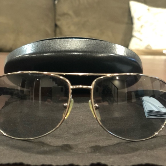 Prada sunglasses- scratch free - Picture 3 of 10